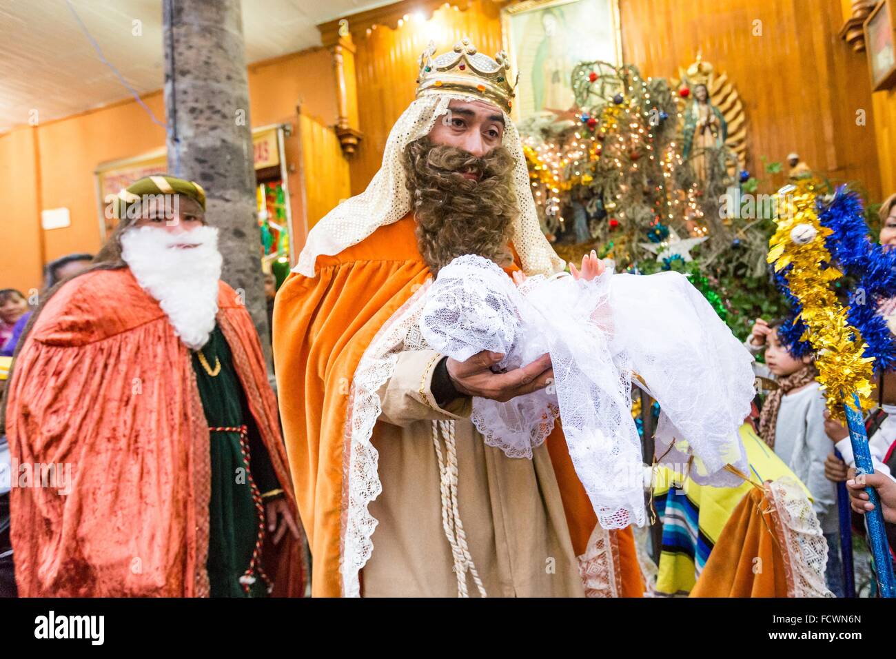 Die Heiligen drei Könige abholen das Baby Jesus Puppe aus einer Krippe Cr Che während El Dia de Reyes 6. Januar 2016 in San Miguel de Allende, Mexiko. Das traditionelle Fest markiert den Höhepunkt der zwölf Tage von Weihnachten und erinnert an die drei Weisen, die aus der Ferne gereist mit Geschenken für das Kleinkind Baby Jesus. Stockfoto