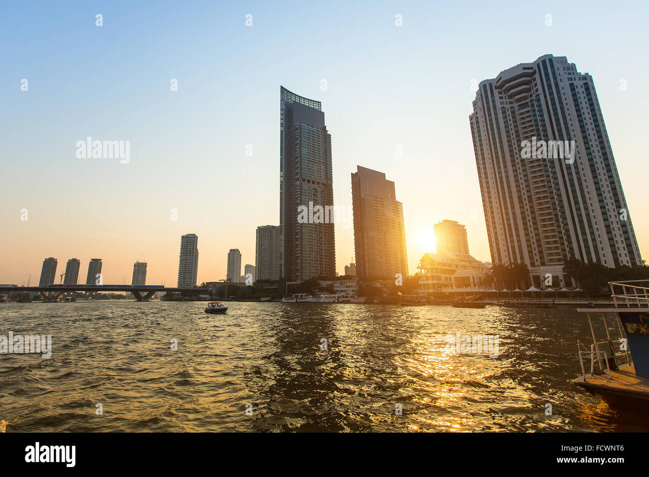 Blick auf die Wolkenkratzer von Bangkok Chao Phraya Fluss während des Sonnenuntergangs. Stockfoto