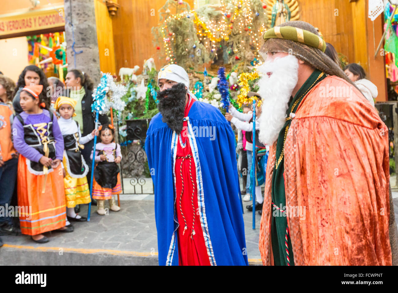 Die Heiligen drei Könige während El Dia de Reyes 6. Januar 2016 in San Miguel de Allende, Mexiko. Das traditionelle Fest markiert den Höhepunkt der zwölf Tage von Weihnachten und erinnert an die drei Weisen, die aus der Ferne gereist mit Geschenken für das Kleinkind Baby Jesus. Stockfoto