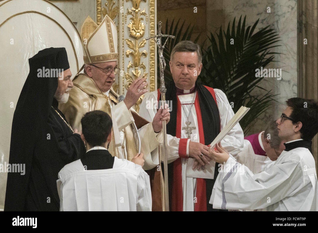 Pope Francis (C) ist flankiert von orthodoxen Primas von Metropolis Italien Gennadios Zervos (L) und der Vertreter des Erzbischofs von Canterbury, die Holy See David Moxon (R) während einer Feier der Vesper, am Hochfest der Bekehrung des Heiligen Paulus, der Apostel, in St. Paul außerhalb der Wände Basilika in Rom, Italien. (Foto von Giuseppe Ciccia / Pacific Press) Stockfoto