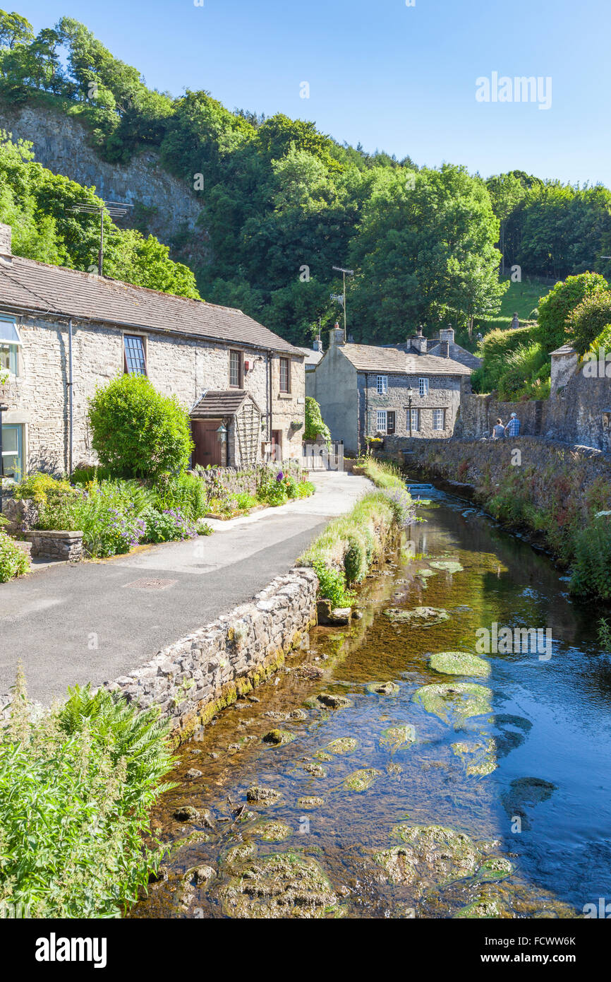 Peak District, Sommer. Peakshole Wasser, ein Strom durch das Dorf Castleton, Derbyshire, Peak District, England, Großbritannien fließt Stockfoto