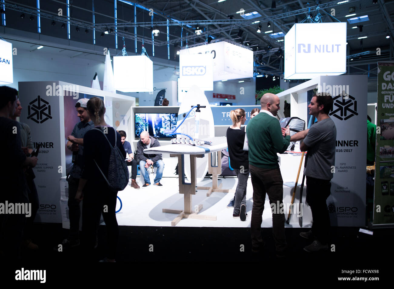 Gewinner des ISPO Award stand - Tripstix. Ein Unternehmen, das aufblasbare Stand up Paddleboards verkauft, die städtische Umwelt freundlich sind. (Foto von Michael Trammer / Pacific Press) Stockfoto