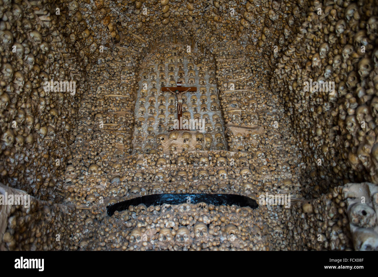 Menschliche Schädel an den Wänden der Kapelle des Verstorbenen, Capela Dos Ossos, Alcantarilha, Algarve, Portugal Stockfoto