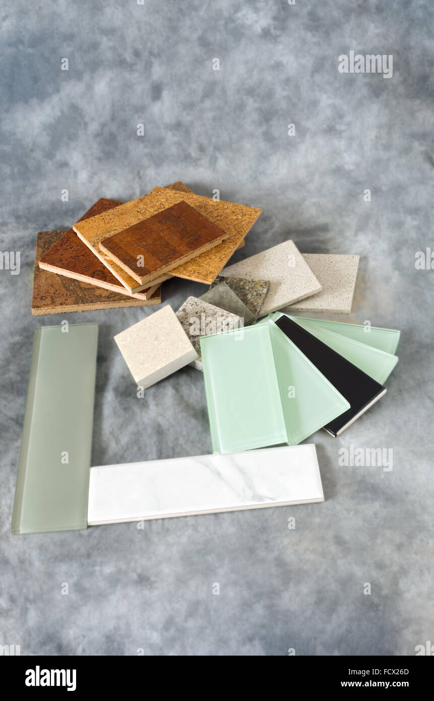 Kork Bodenbelag u-Bahn Glasfliese Backsplash Quarz Countertop Reste oder Proben isoliert auf grauem Hintergrund Stockfoto