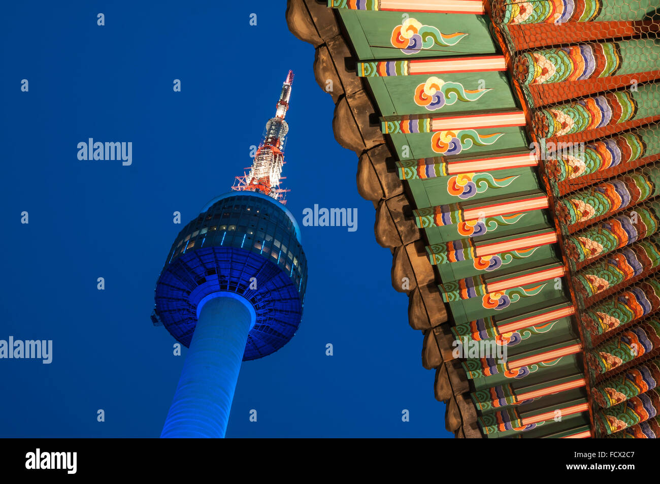 N Seoul Tower, in der Nacht mit Detail des Palgakjeong (achteckige Halle), Namsan Berg, Seoul, Südkorea Stockfoto
