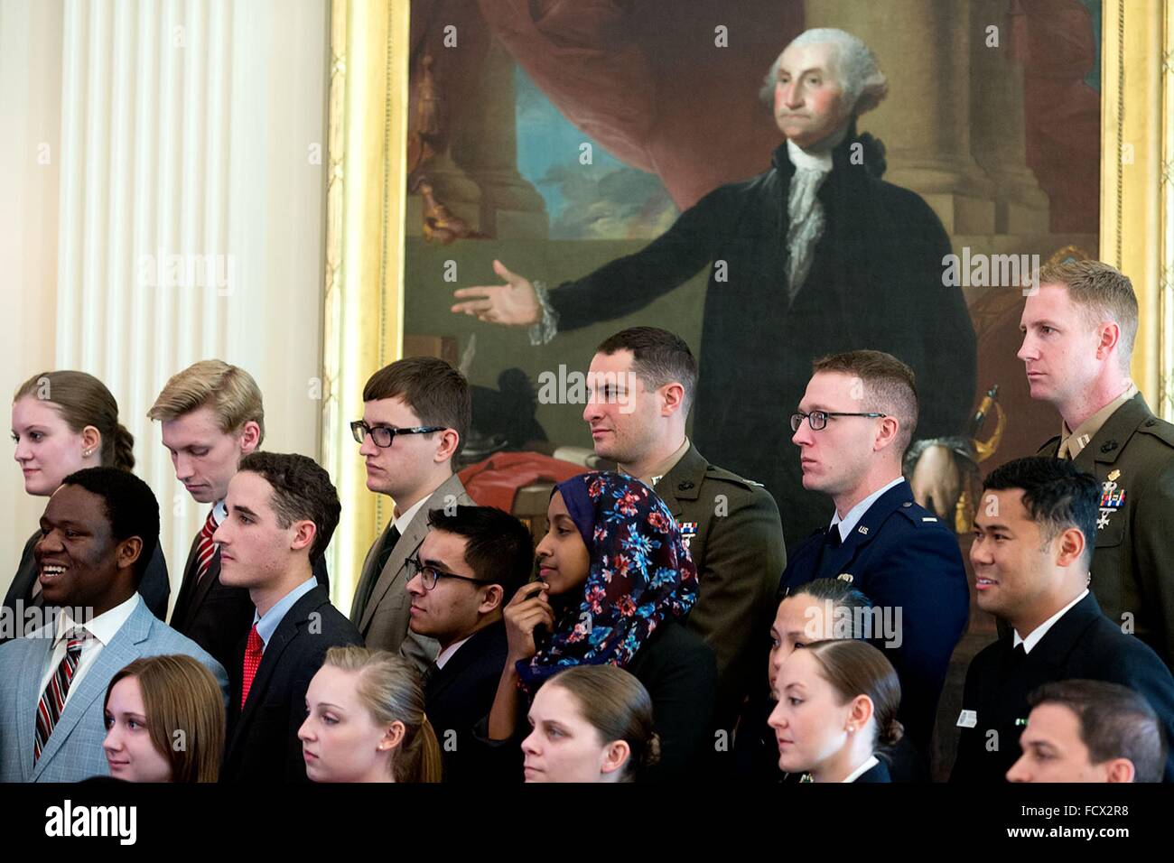 Ein Porträt von George Washington ist die Kulisse für Senat Jugendprogramm Teilnehmer, wie sie Präsident Barack Obama im East Room des weißen Hauses 12. März 2015 in Washington, DC zu hören. Stockfoto