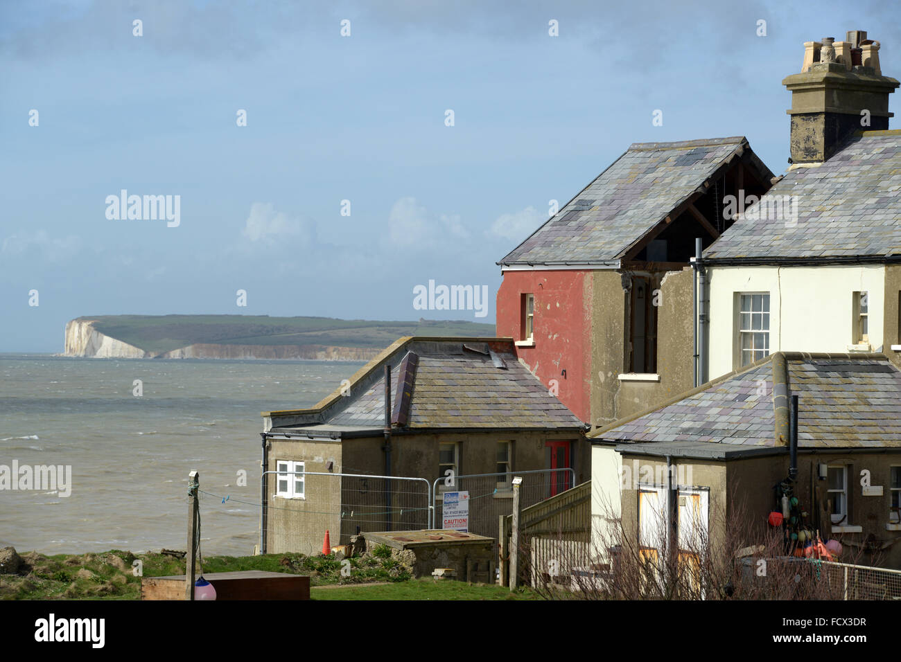 Abriss der Küstenwache Hütte am Birlng Gap, East Sussex, UK nach Winterstürmen erodiert die Kreidefelsen verursacht Zusammenbruch Stockfoto