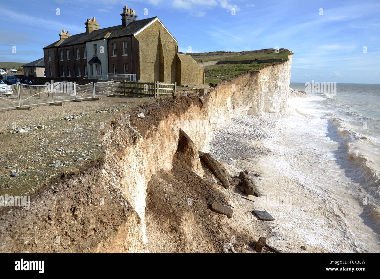 Abriss der Küstenwache Hütte am Birlng Gap, East Sussex, UK nach Winterstürmen erodiert die Kreidefelsen verursacht Zusammenbruch Stockfoto