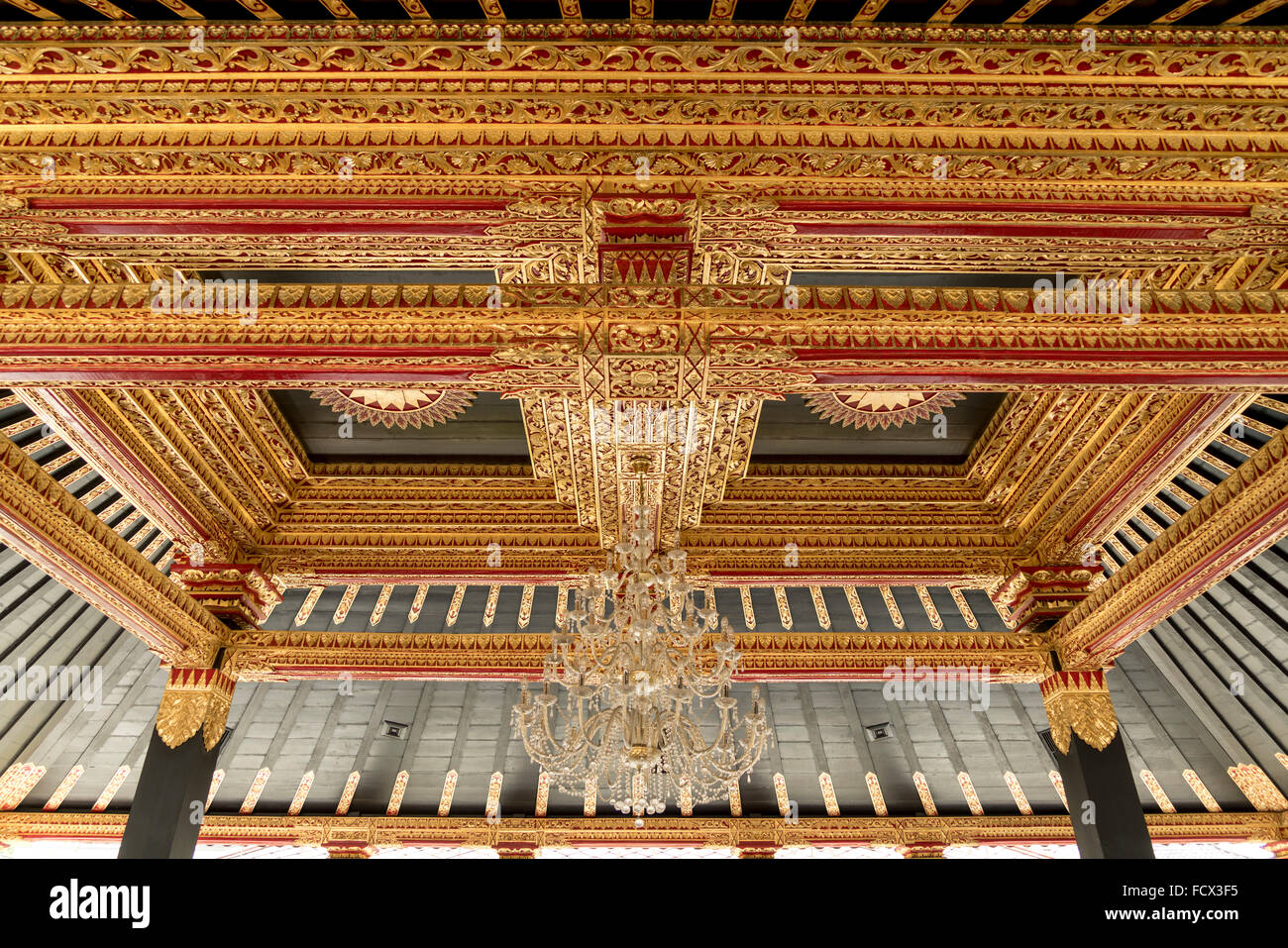 kunstvoll verzierte Dach der Empfangshalle Bangsal Kencana / goldene Pavillon der Palast des Sultans / Kraton, Yogyakarta Stockfoto