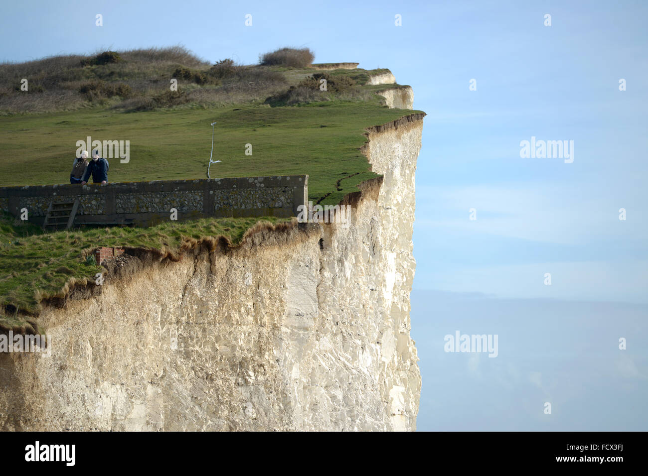 Abriss der Küstenwache Hütte am Birlng Gap, East Sussex, UK nach Winterstürmen erodiert die Kreidefelsen verursacht Zusammenbruch Stockfoto