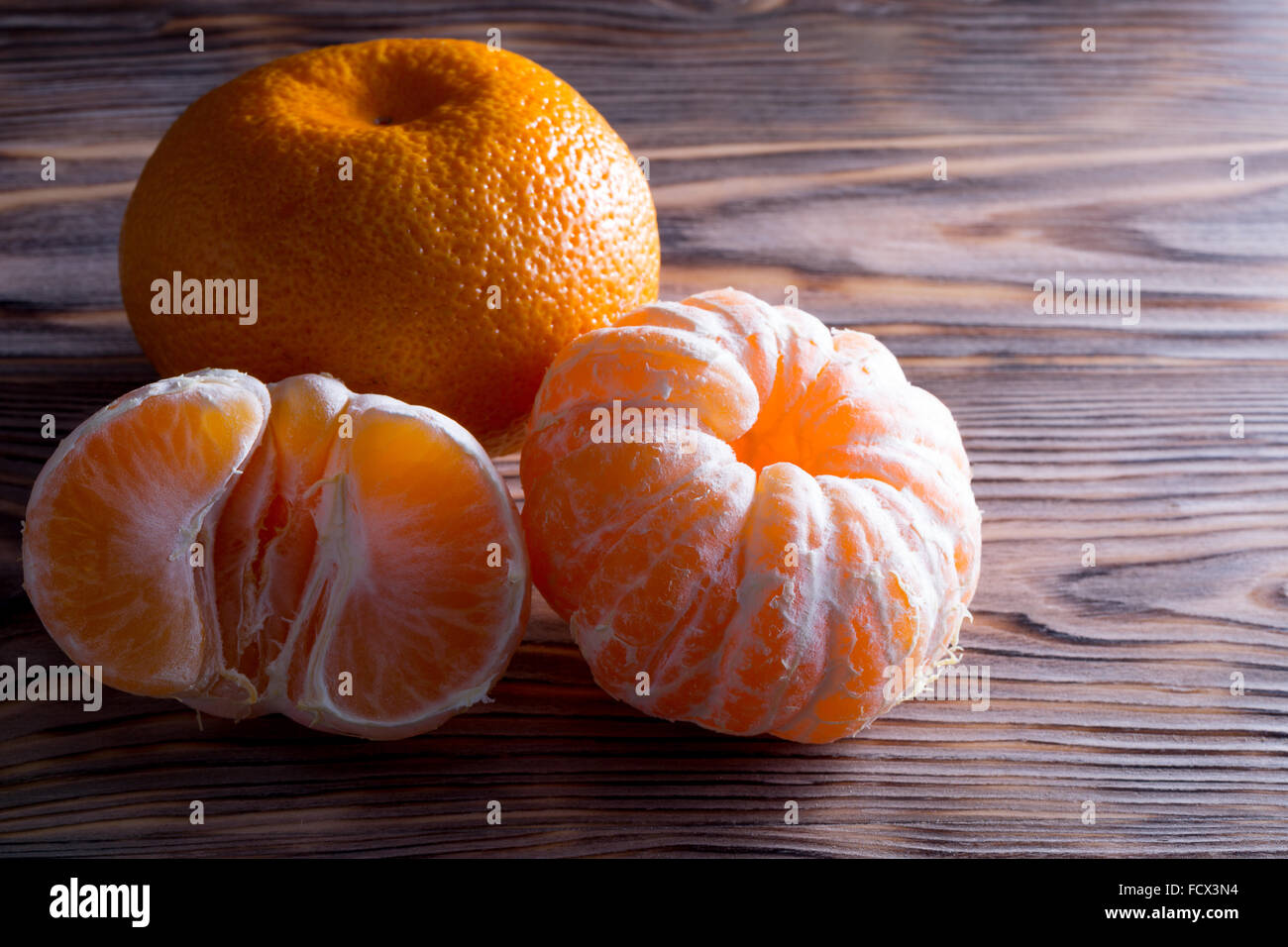 Mandarinen auf dem hölzernen Hintergrund. Stockfoto
