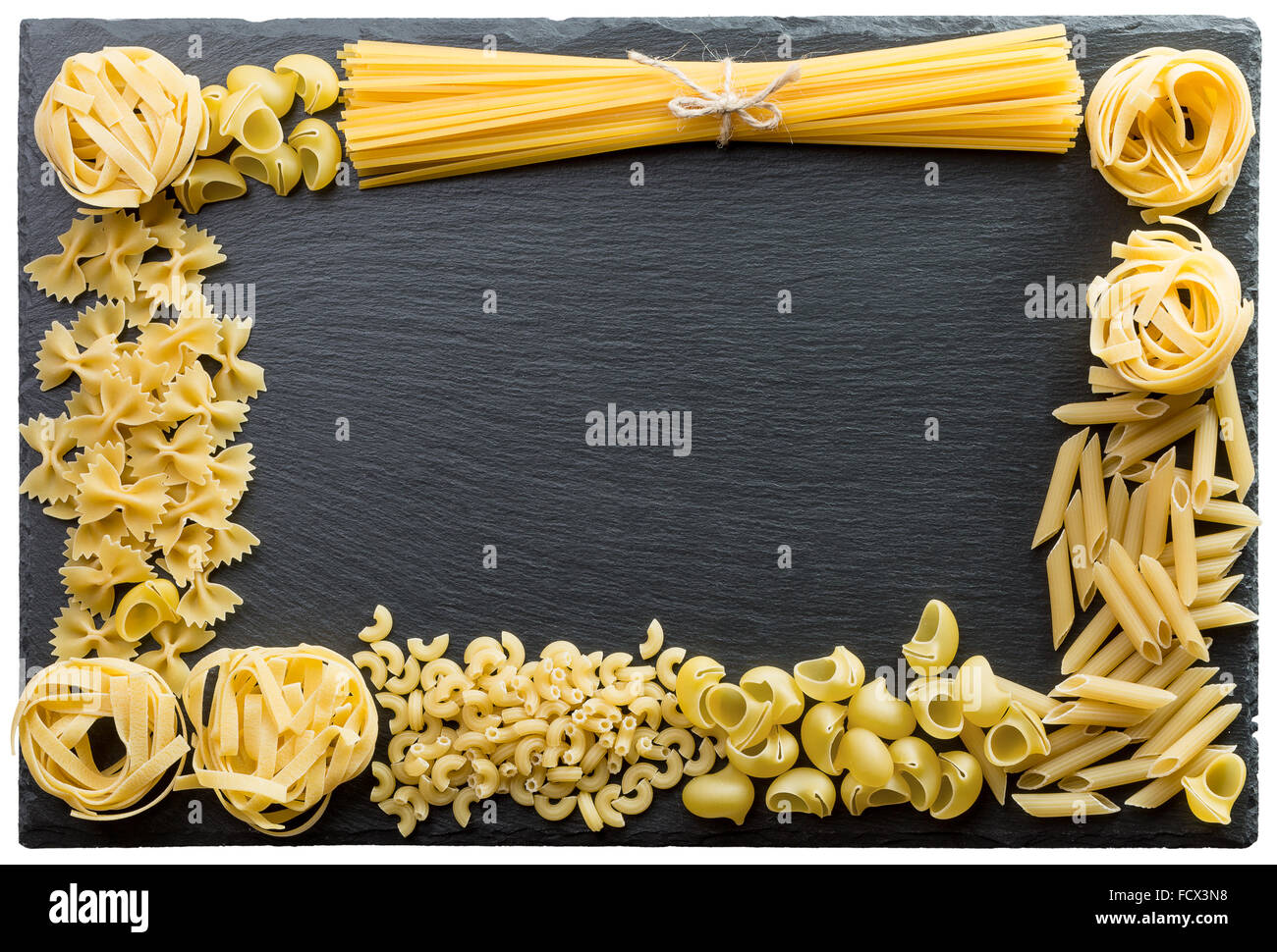 Pasta-Rahmen auf dem Schiefer Stand. Stockfoto