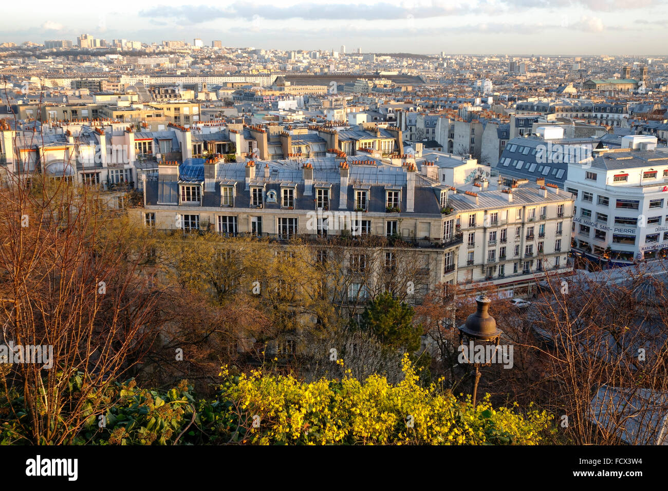 Blick vom Sacre Coeur mit Blick auf Montmartre in Paris, Frankreich. Stockfoto