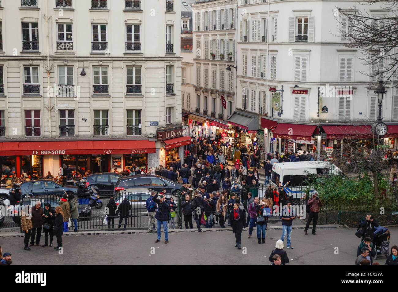Überfüllte Straßen rund um Montmartre, in der Nähe von Sacre Coeur Basilika, 18. Arrondissement, Paris, Frankreich. Stockfoto