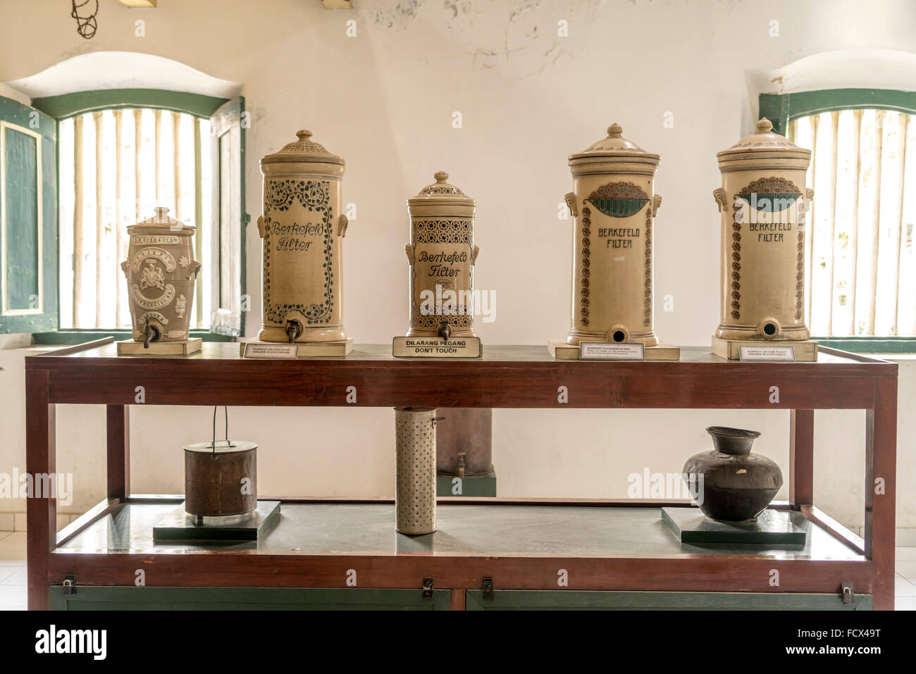historische deutsche Wasserfilter Berkefeld Filter an den Sultan Palastmuseum / Kraton, Yogyakarta, Java, Indonesien, Asien Stockfoto