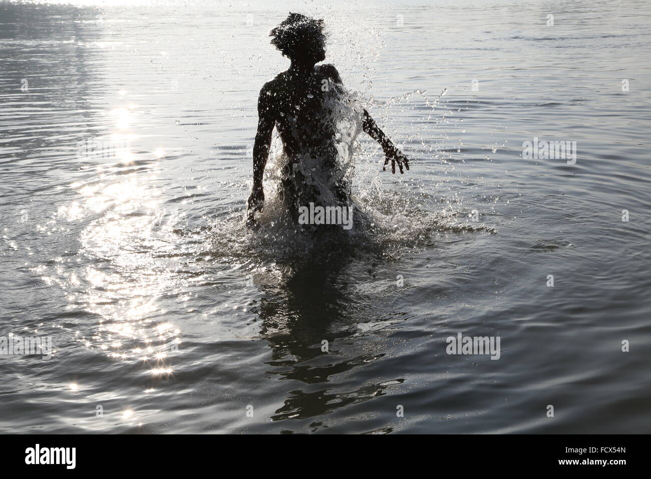 Mann Spritzen in den Ganges Wasser in Kalkutta, Indien - Vision von Freiheit Stockfoto