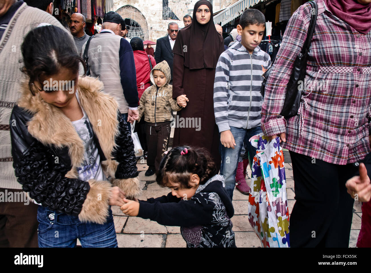 Die muslimische Frau in der Menge am Damaskustor in Jerusalem, Nahost Stockfoto