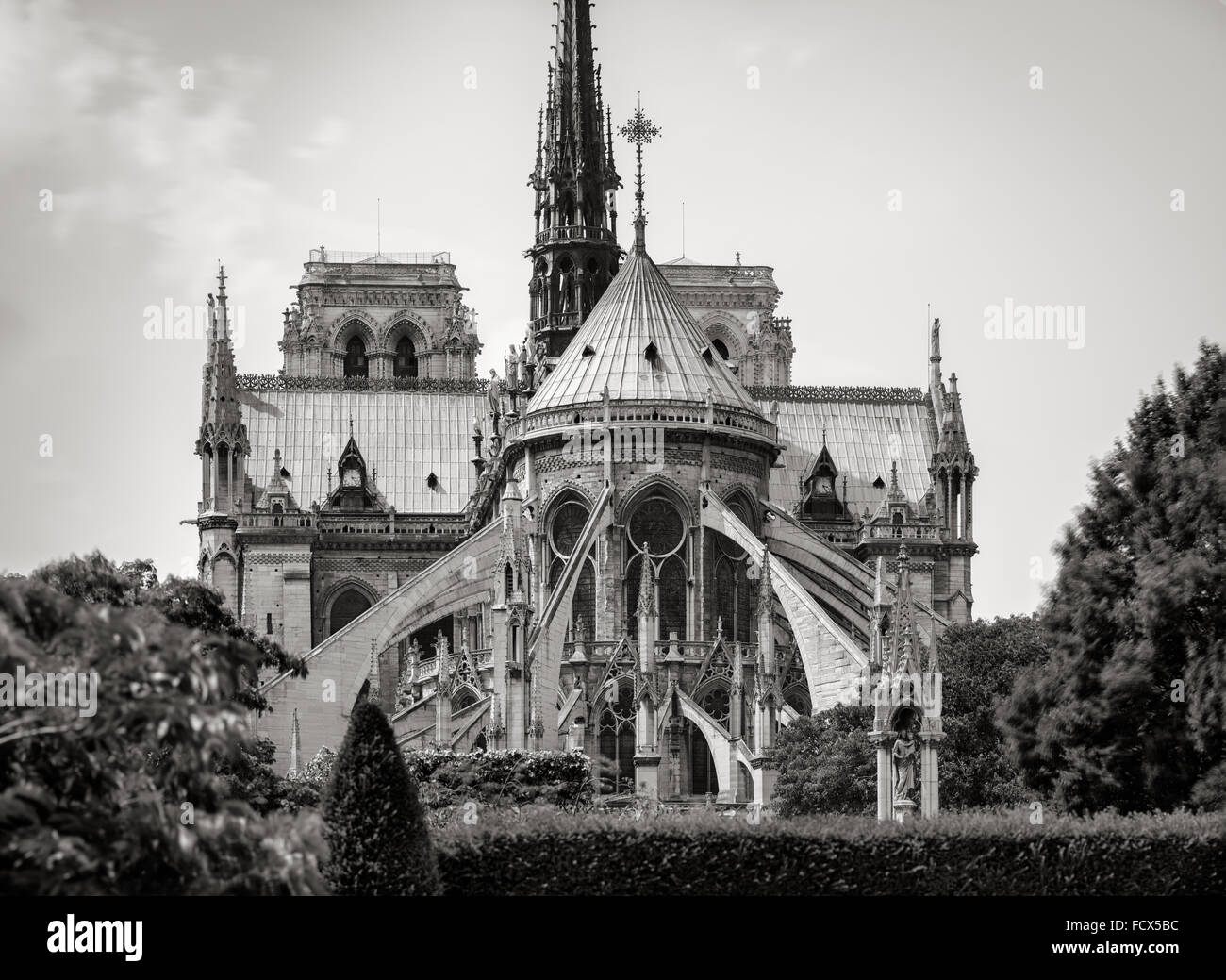 Notre Dame de Paris Kathedrale Architekturdetail in schwarz-weiß & zeigt Strebebögen, die beiden Türme und spire. Frankreich Stockfoto