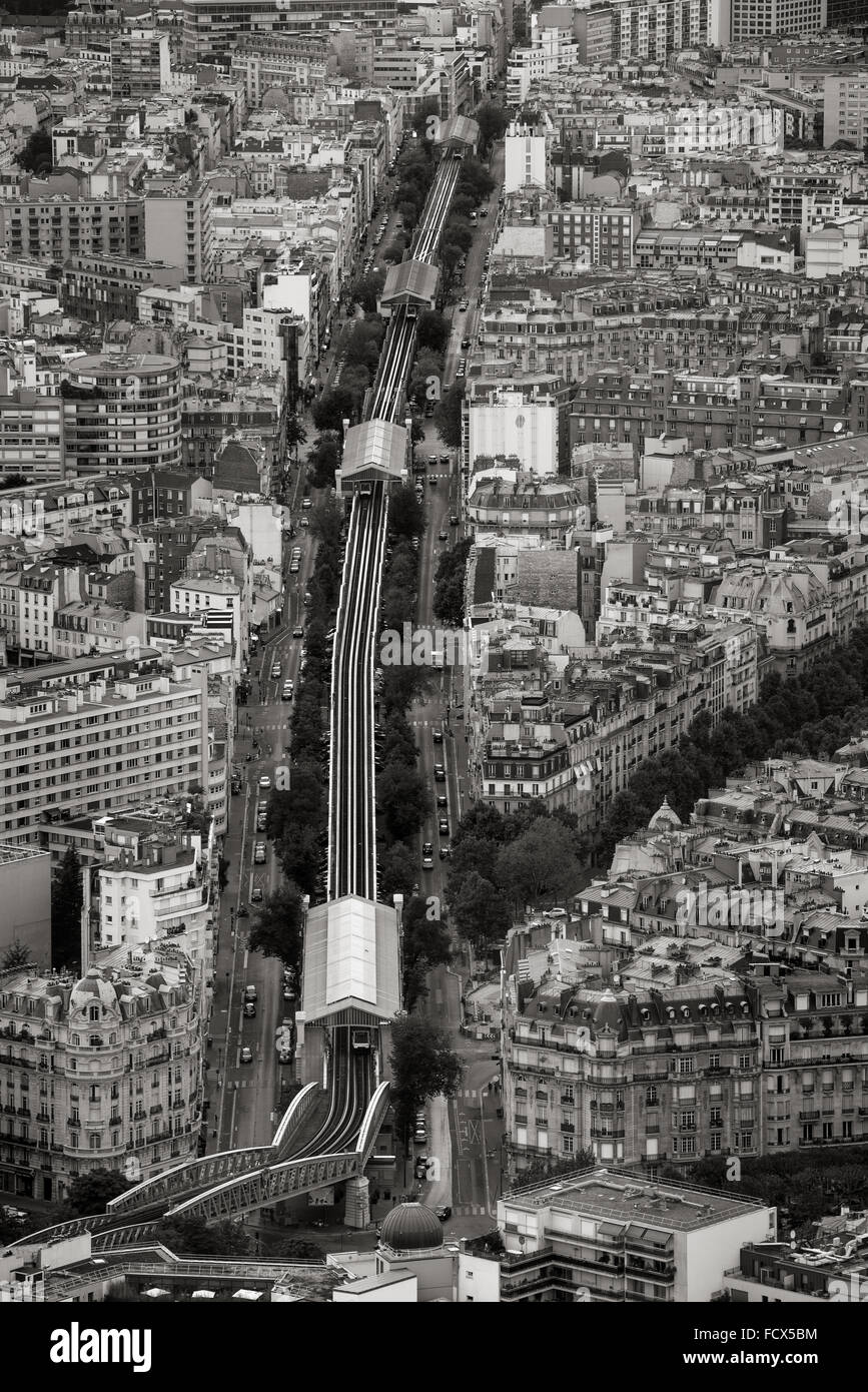 B&W Luftaufnahme des Boulevard Garibaldi im 15. Arrondissement mit erhöhten u-Bahnstationen und Tracks. Paris, Frankreich Stockfoto