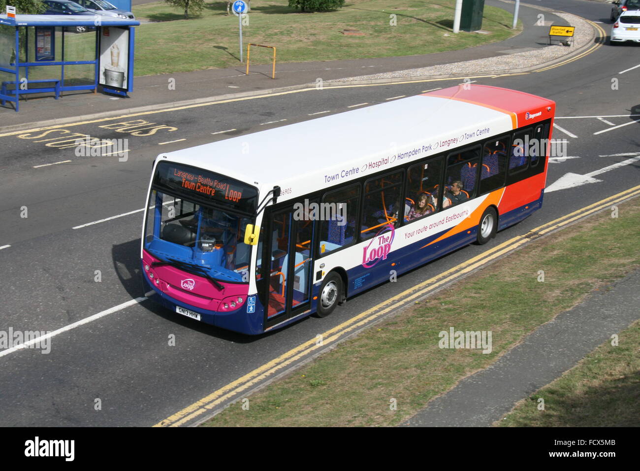 EINEN VORDEREN BEIFAHRERSEITE BLICK VON OBEN AUF EINE BRÜCKE VON ADL ALEXANDER DENNIS ENVIRO BUS DER POSTKUTSCHE Stockfoto