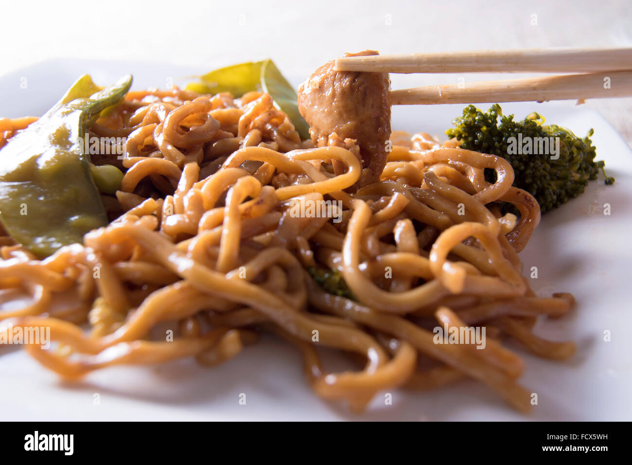 Essstäbchen, chinesische Nudeln Gemüse und Huhn Stockfoto