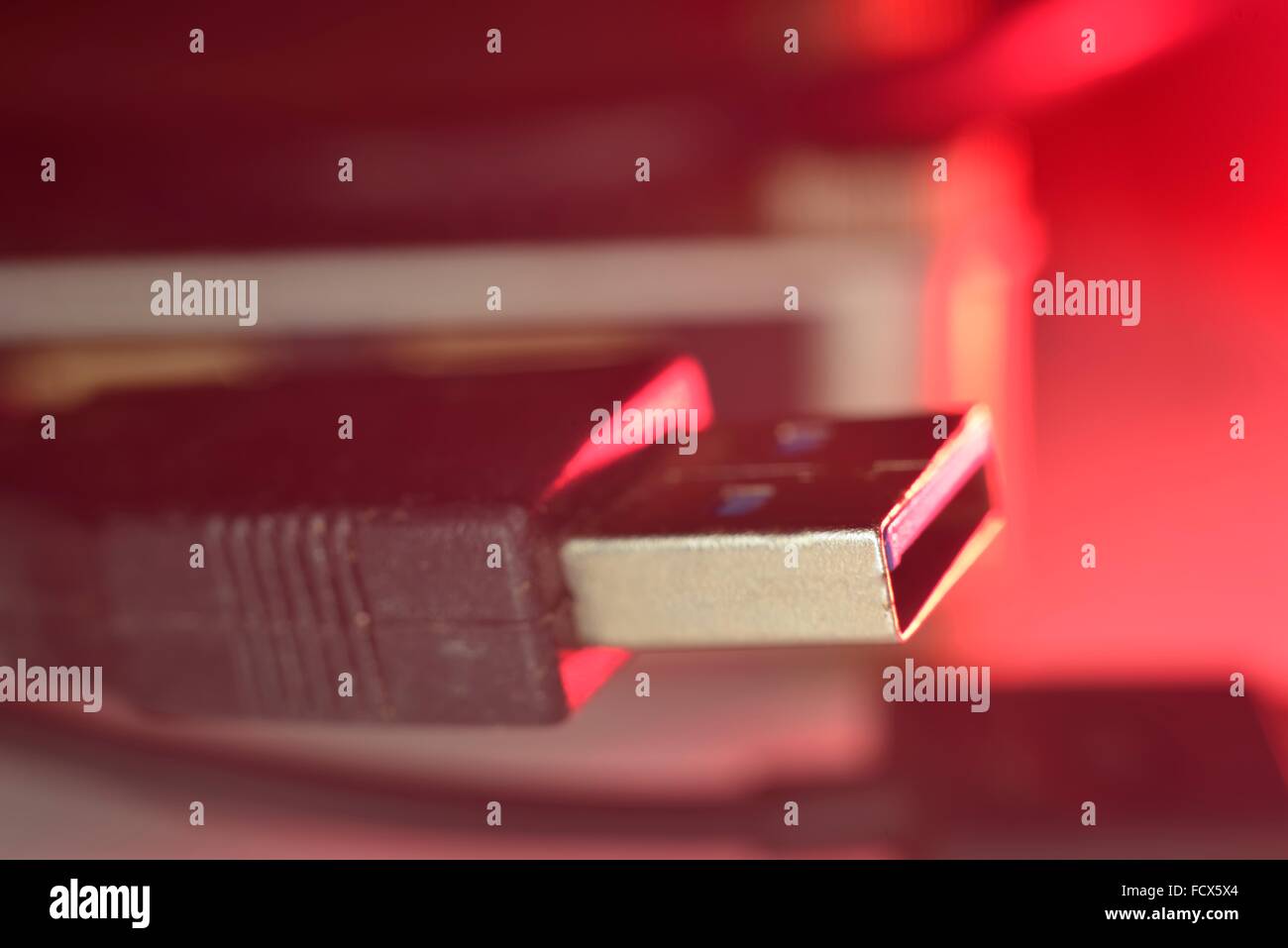 roten Makro Zoom Usb Anschluss auf Draht für Peripheriegeräte Stockfoto
