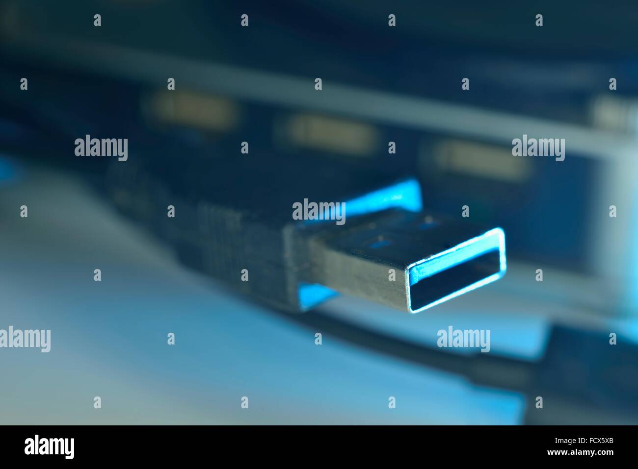 blaue Makro Zoom USB-Anschlüsse auf Draht für Druckerverbindung Stockfoto