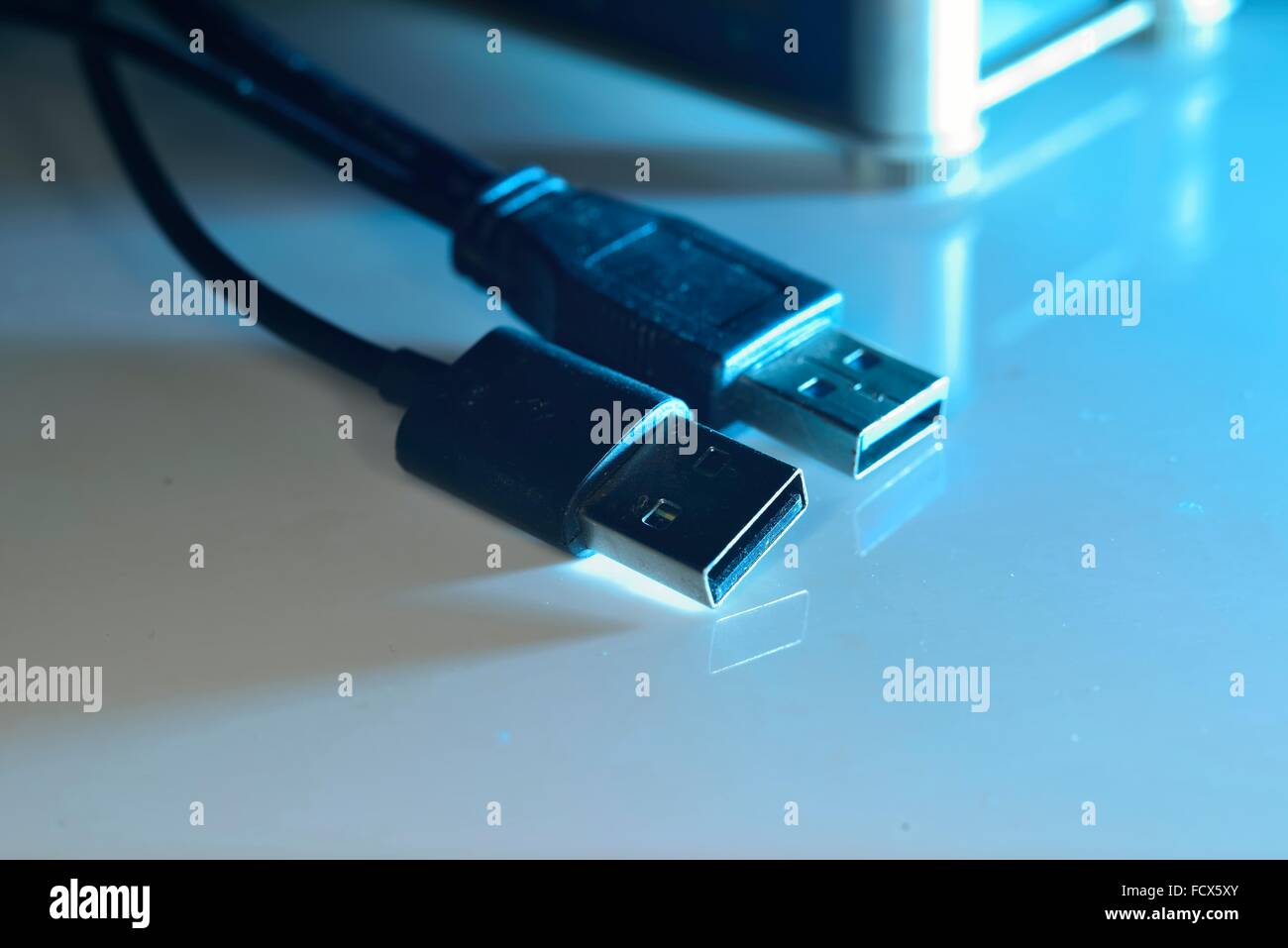 blaue bunte Makro Zoom USB-Anschlüsse auf Draht auf Spiegelfläche Stockfoto