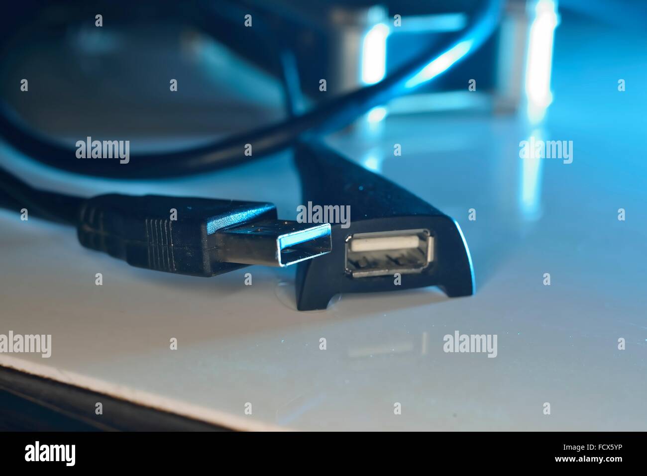 männliche und weibliche USB-Stecker (Typ A) auf Draht auf Spiegelfläche Stockfoto