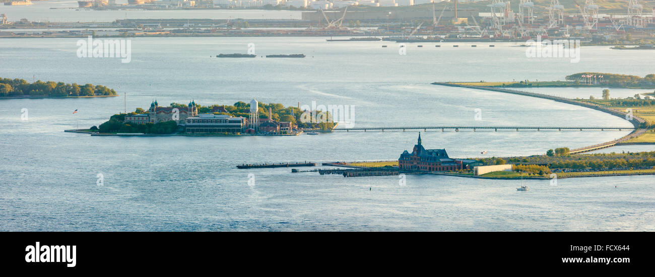 Luftaufnahme der Hafen von New York, Liberty State Park, Ellis Island und ehemaligen Central Railroad von New Jersey Terminal bei Sonnenuntergang Stockfoto
