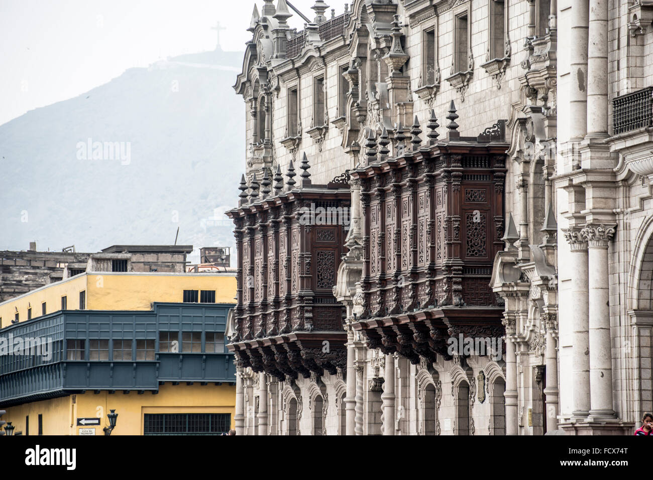 Barocke Balkone auf der Kirche San Fernando im historischen Zentrum von Lima Stockfoto