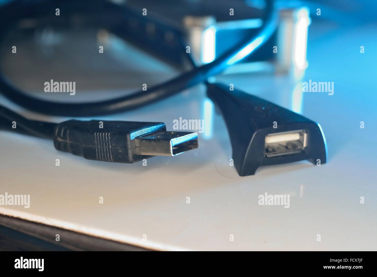 bunte Makro Zoom USB-Anschlüsse auf Draht auf Spiegelfläche Stockfoto