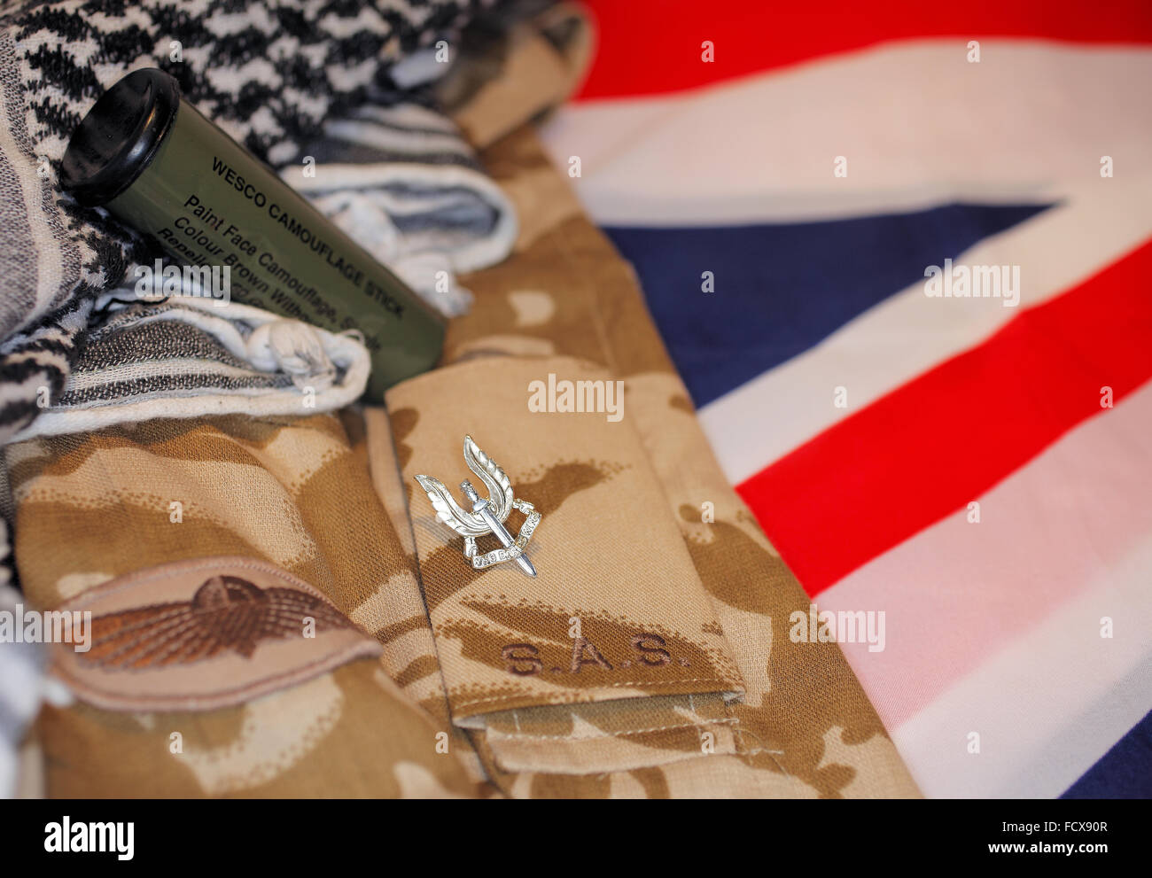 Diese Farben laufen nicht.  Britische Armee 22 S.A.S Uniform gegen Union Jack Hintergrund Stockfoto
