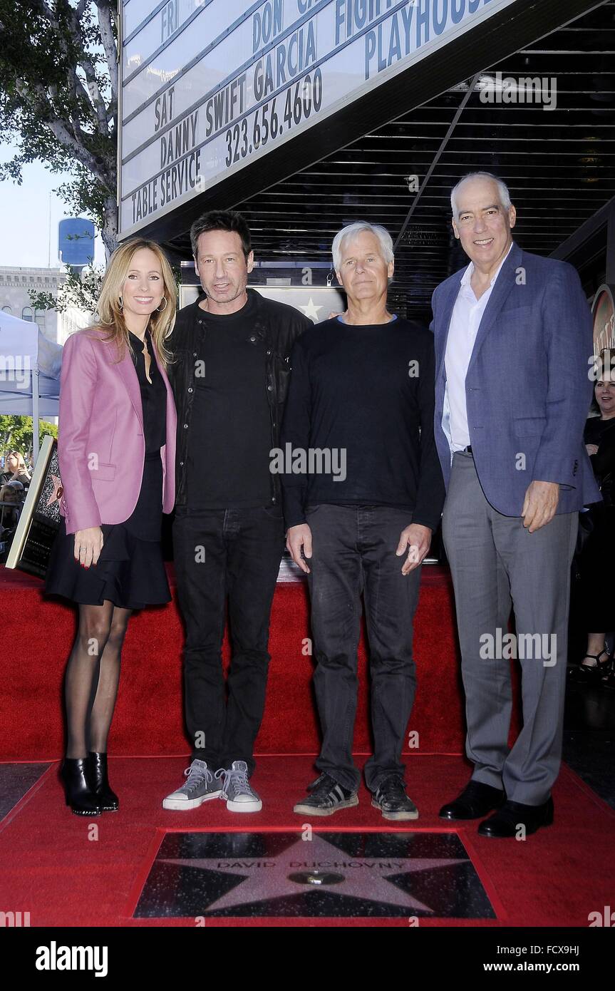 Los Angeles, CA, USA. 25. Januar 2016. Dana Walden, Chris Carter, David Duchovny, Gary Newman bei der Induktion Zeremonie für Stern auf dem Hollywood Walk of Fame für David Duchovny, Hollywood Boulevard, Los Angeles, CA 25. Januar 2016. Bildnachweis: Michael Germana/Everett Collection/Alamy Live-Nachrichten Stockfoto