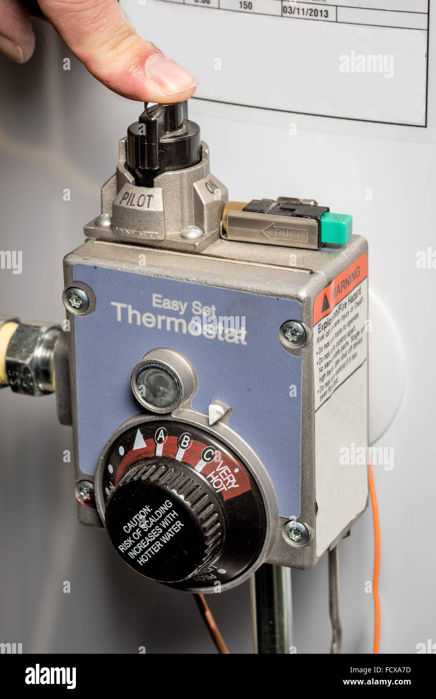 Ringer Ingnighting eine Kontroll-Leuchte für ein Wasser-Heizung Stockfoto