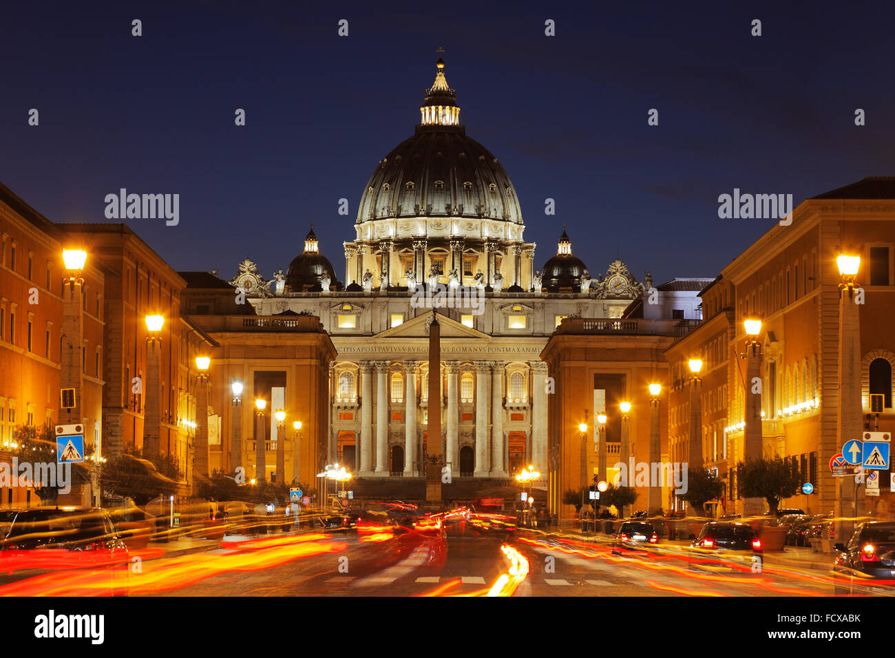 St. Peter Basilika Rome St. Peter's und Straße Via della Conciliazone in Rom in der Abenddämmerung, Italien Stockfoto