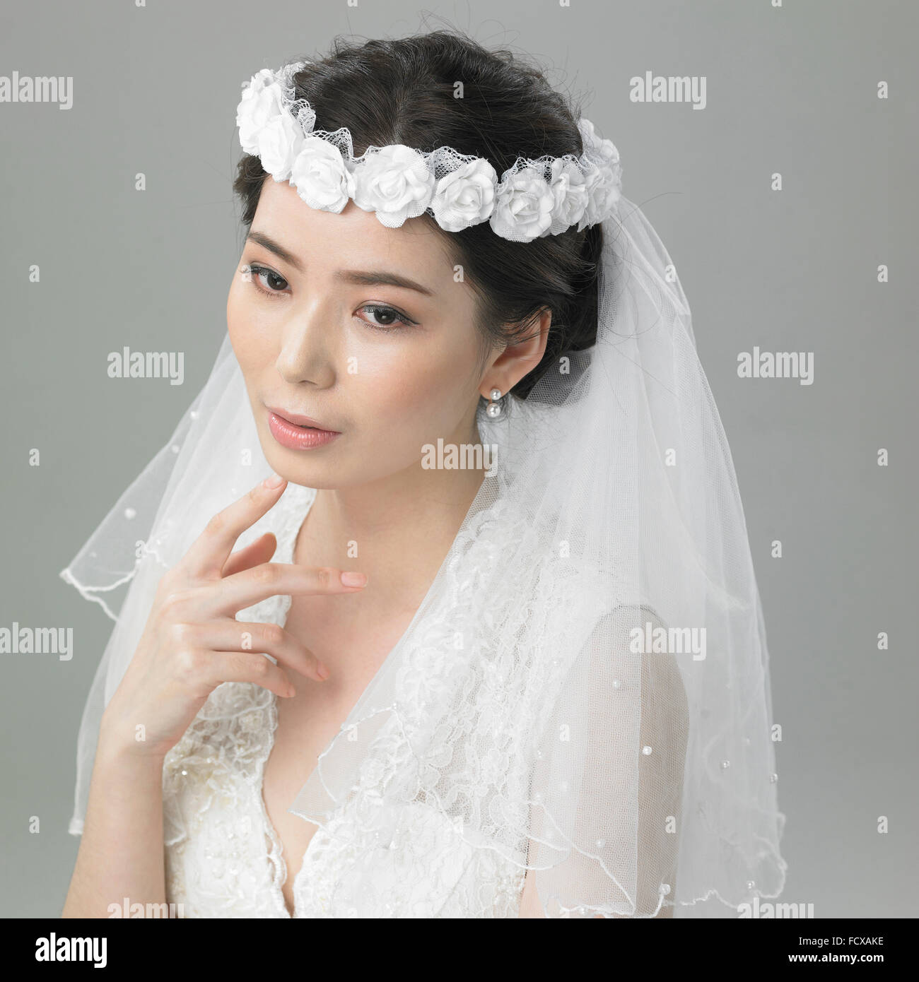 Braut in Blume Krone und Spitze Schleier nach unten Stockfoto