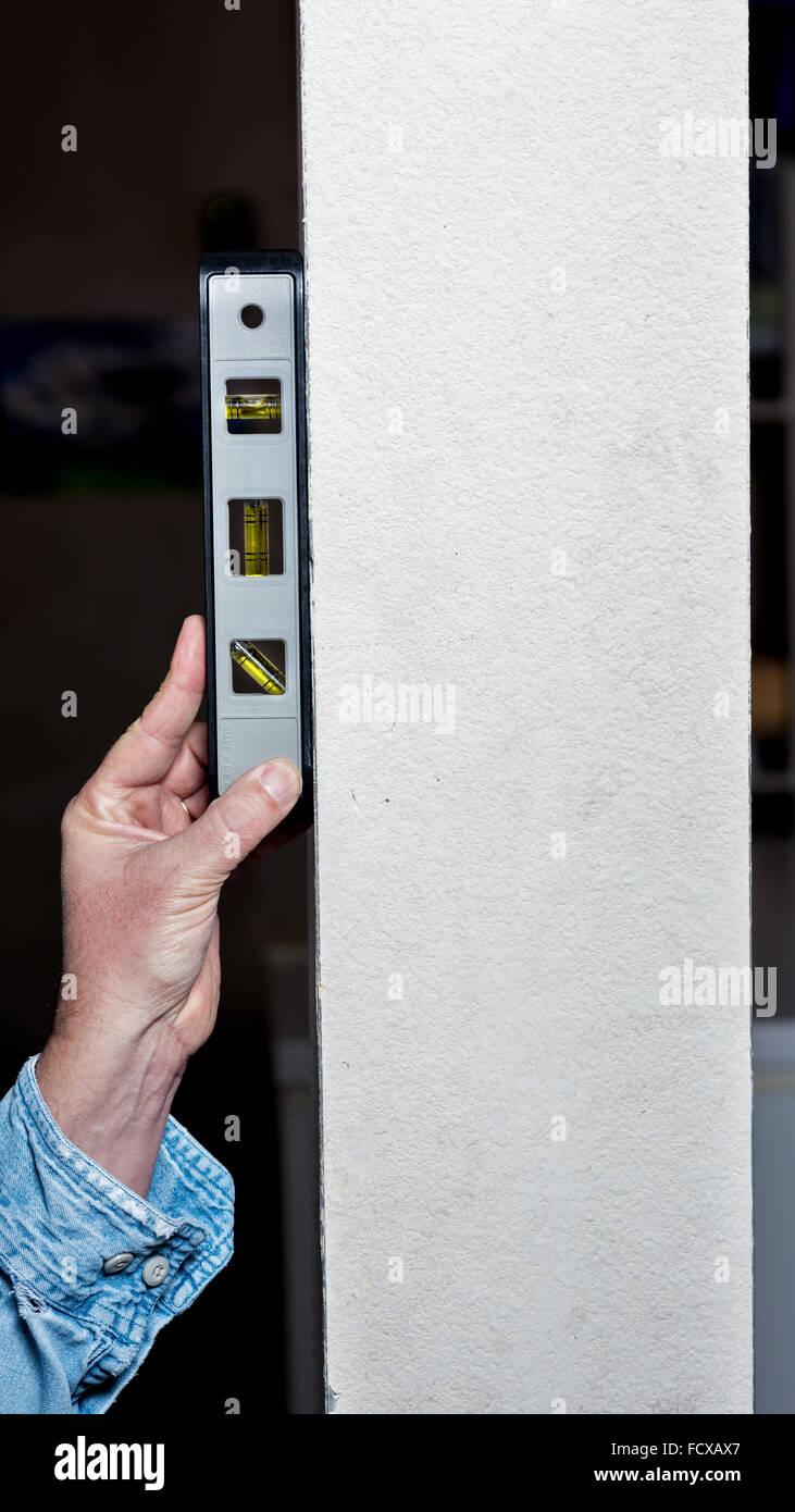 Ebene verwendet, um die Geradheit einer Säule überprüfen Stockfoto