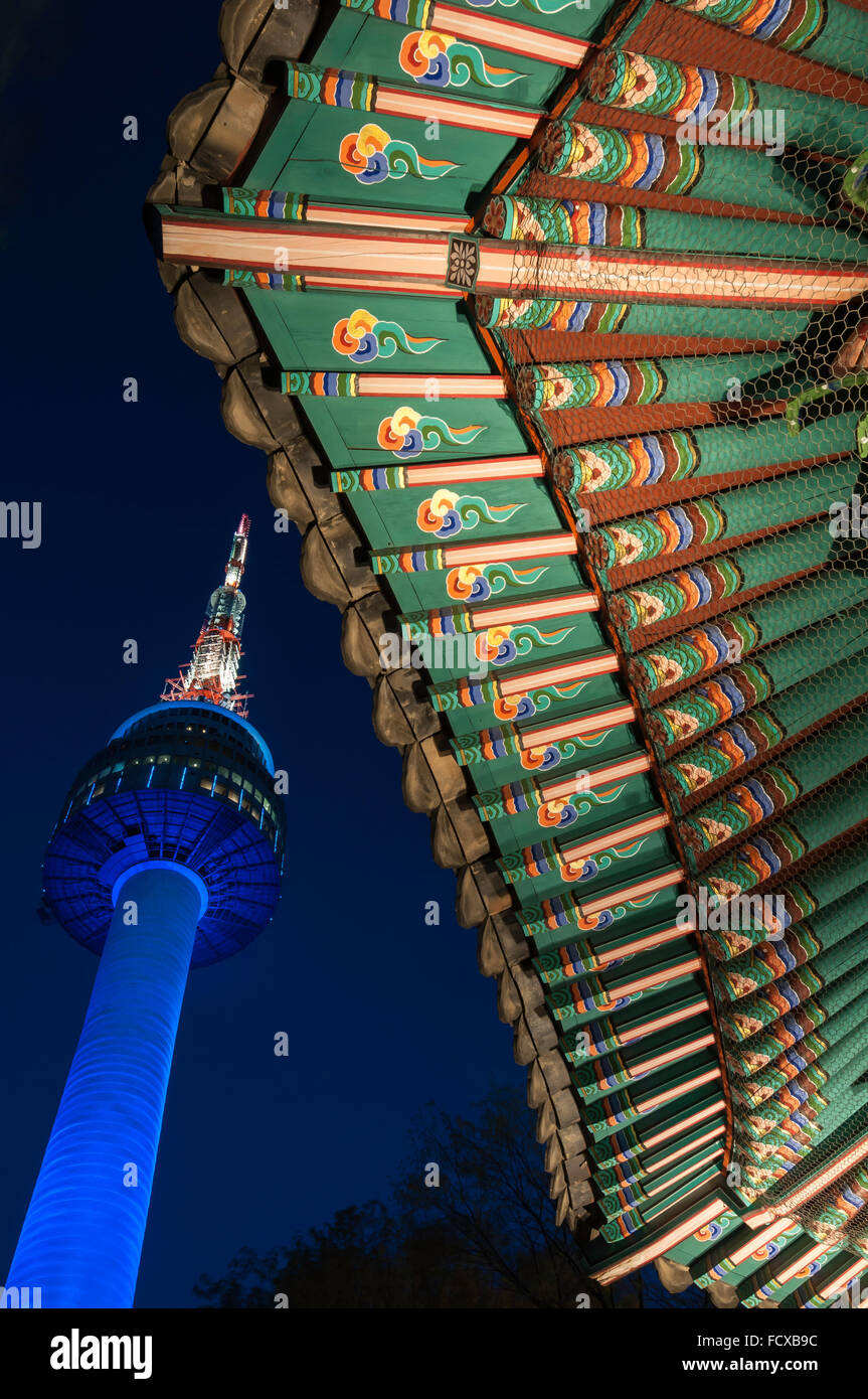 N Seoul Tower, in der Nacht mit Detail des Palgakjeong (achteckige Halle), Namsan Berg, Seoul, Südkorea Stockfoto