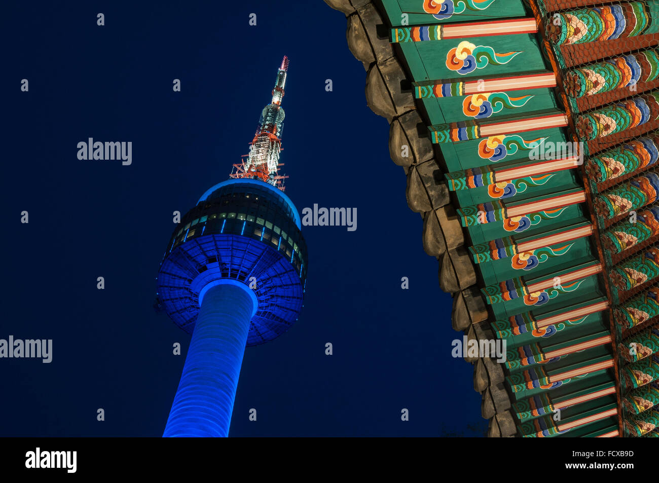 N Seoul Tower, in der Nacht mit Detail des Palgakjeong (achteckige Halle), Namsan Berg, Seoul, Südkorea Stockfoto