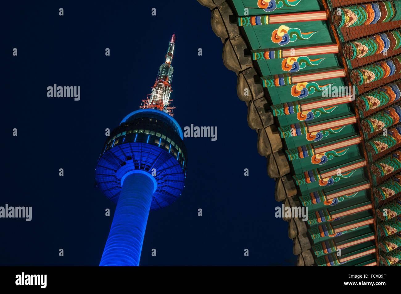 N Seoul Tower, in der Nacht mit Detail des Palgakjeong (achteckige Halle), Namsan Berg, Seoul, Südkorea Stockfoto