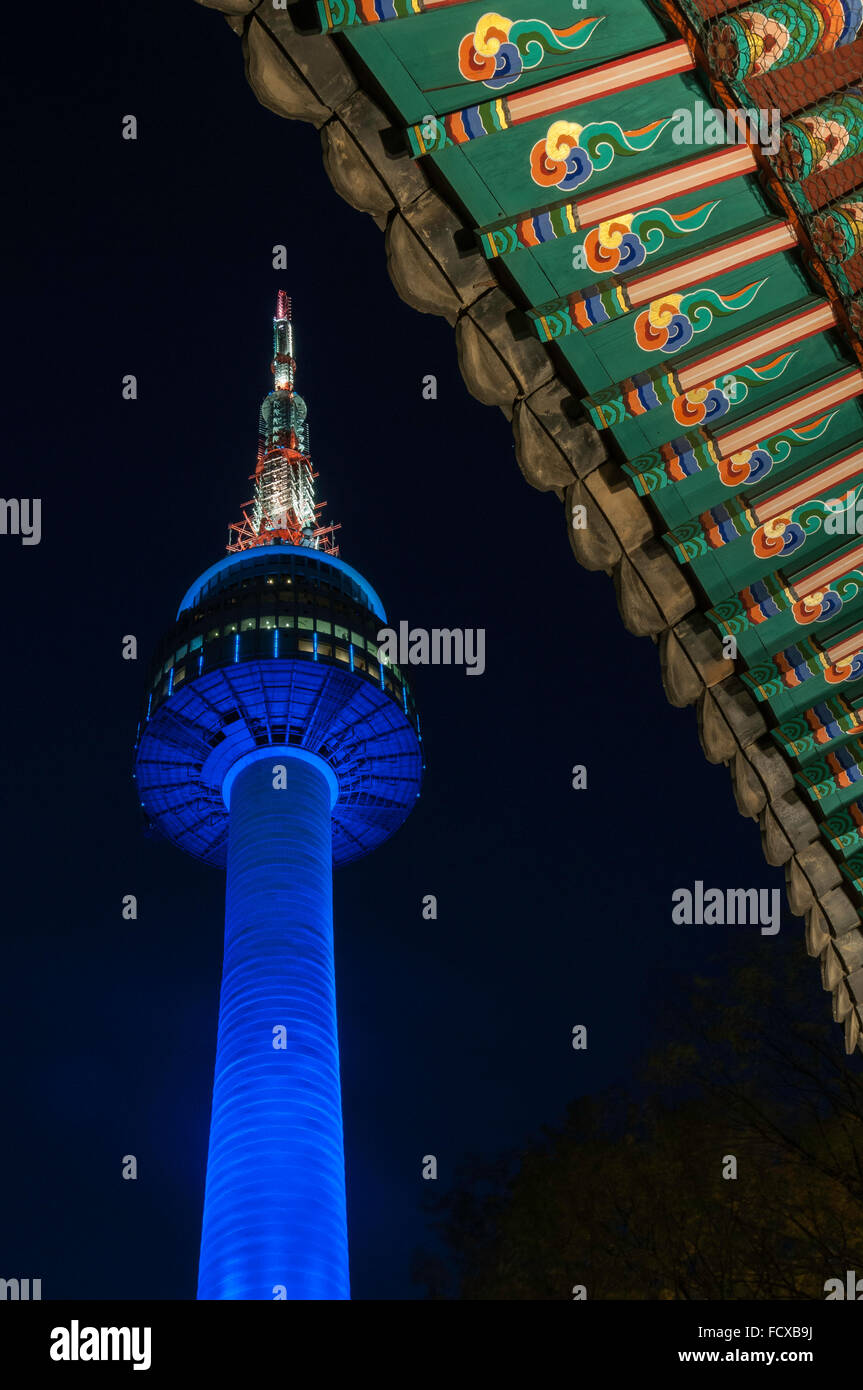 N Seoul Tower, in der Nacht mit Detail des Palgakjeong (achteckige Halle), Namsan Berg, Seoul, Südkorea Stockfoto