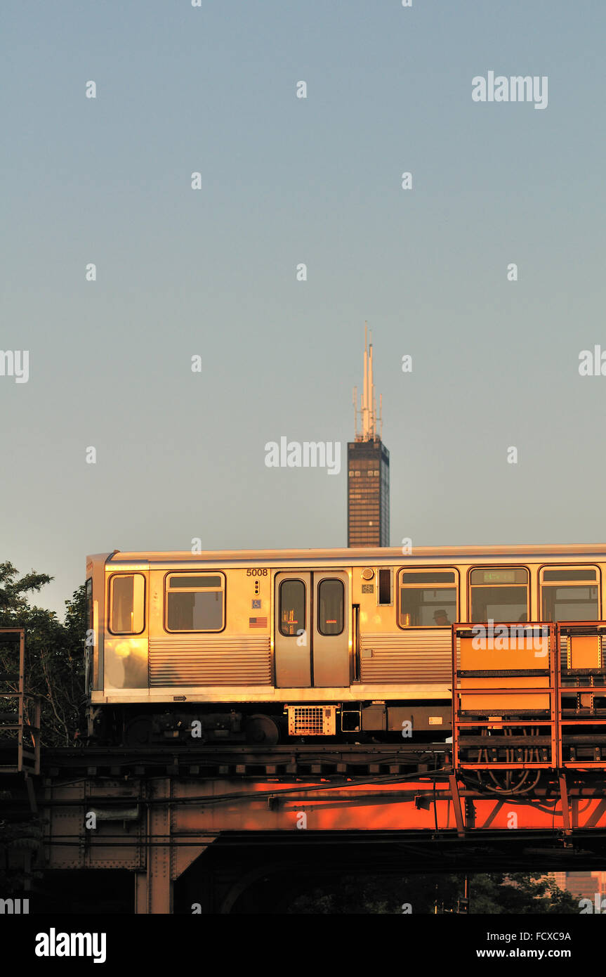 Ein CTA Pink Line Hochbahn, auf Chicago ist in der Nähe der West Side, teilweise verdeckt den Willis Tower. Chicago, Illinois, USA. Stockfoto