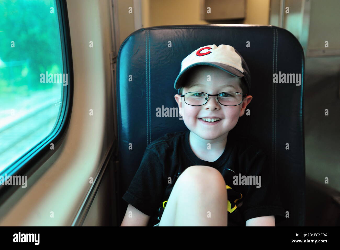 Junge reiten auf pendlerzug in die große Stadt von Chicago für einen Sommer Outing von den Vororten. Chicago, Illinois, USA. Stockfoto