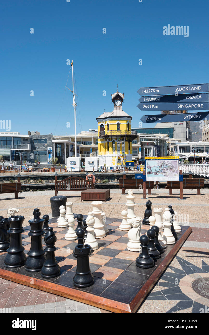 Viktorianische Clock Tower und Schach Brett, Victoria & Albert Waterfront, Kapstadt, Westkap, Südafrika Stockfoto