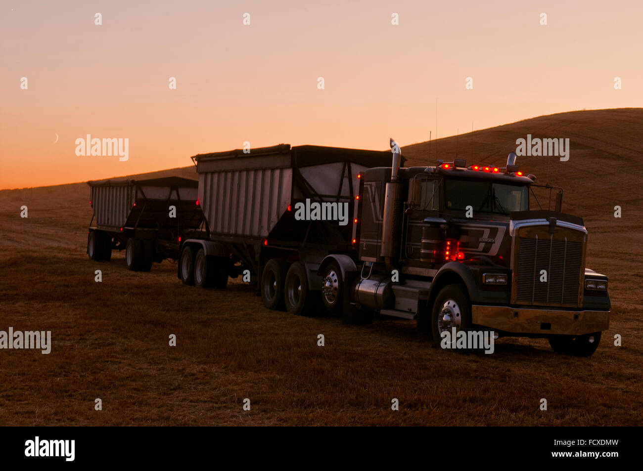 Eine geladene Getreide-Lkw verlassen eines Feldes während der Ernte in der Palouse Region Washington Stockfoto