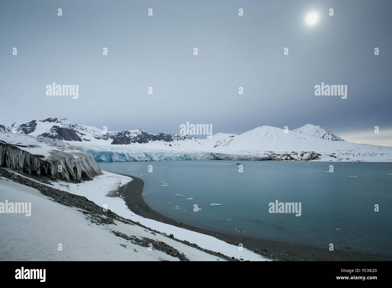Norwegen, Barentssee, Spitzbergen, Spitzbergen. Erhöhten Blick auf 14. Juli-Gletscher. Stockfoto