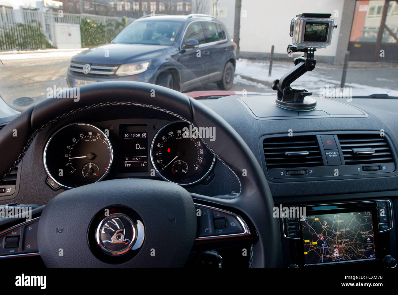 Hannover, Deutschland. 22. Januar 2016. ILLUSTRATION - montiert eine kleine Videokamera, die Dashboard-Filme den Verkehr in Hannover, Deutschland, 22. Januar 2016. Der 54. deutschen Gericht Verkehrskonferenz in Goslar wird die Handhabung von Dashcams neben anderen Themen befassen. Kontinuierlich haben operative Dashboard-Kameras Kontroverse ausgelöst. Foto: JULIAN STRATENSCHULTE/Dpa/Alamy Live News Stockfoto