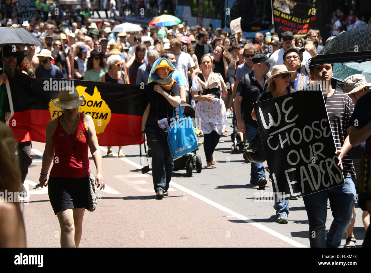 Sydney, Australien. 26. Januar 2016. Aborigines und ihre Verfechter marschierten in Sydney am Australia Day (die sie nannten, "Tag der Invasion"). Australia Day ist der Jahrestag der Ankunft der First Fleet. Im Bild: Demonstranten marschieren in Stille aus Sydney Town Hall in Australien Halle. Bildnachweis: Richard Milnes/Alamy Live-Nachrichten Stockfoto