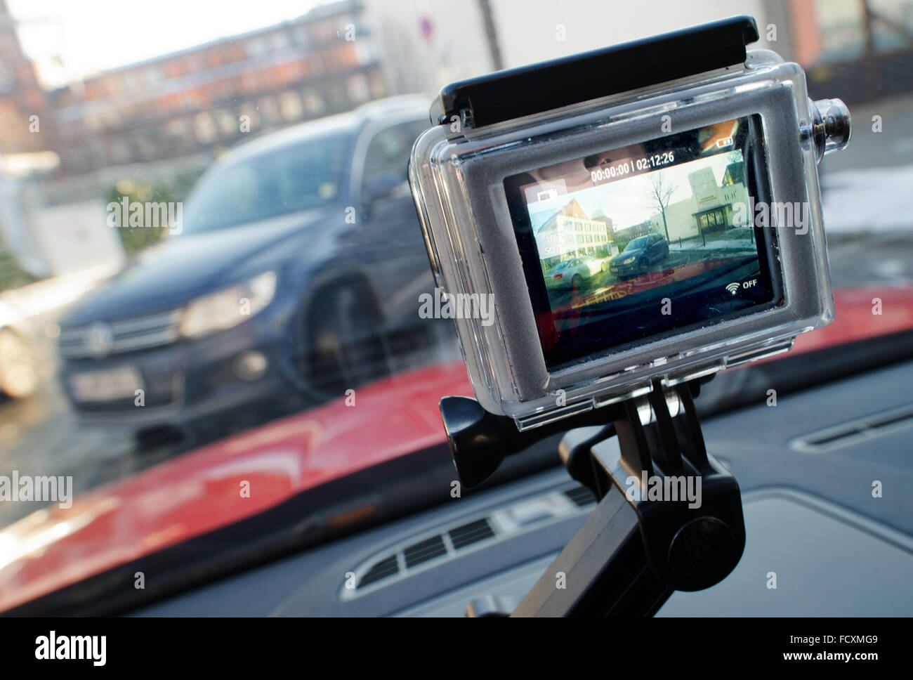 Hannover, Deutschland. 22. Januar 2016. ILLUSTRATION - montiert eine kleine Videokamera, die Dashboard-Filme den Verkehr in Hannover, Deutschland, 22. Januar 2016. Der 54. deutschen Gericht Verkehrskonferenz in Goslar wird die Handhabung von Dashcams neben anderen Themen befassen. Kontinuierlich haben operative Dashboard-Kameras Kontroverse ausgelöst. Foto: JULIAN STRATENSCHULTE/Dpa/Alamy Live News Stockfoto